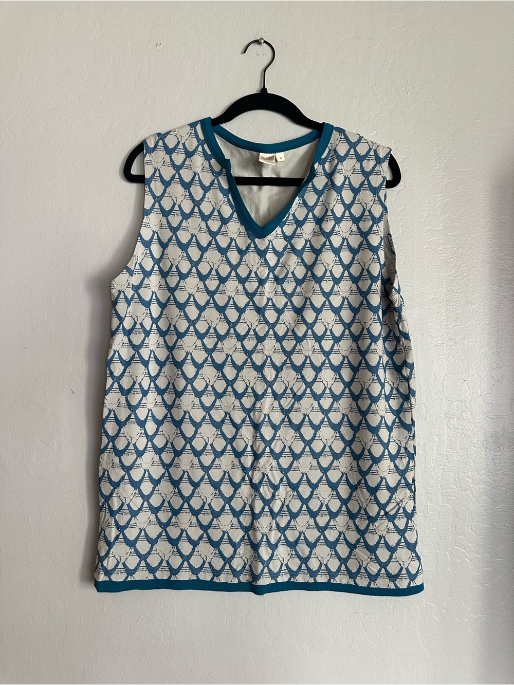 La Vie En Rose White Tank with Teal Geometric Print